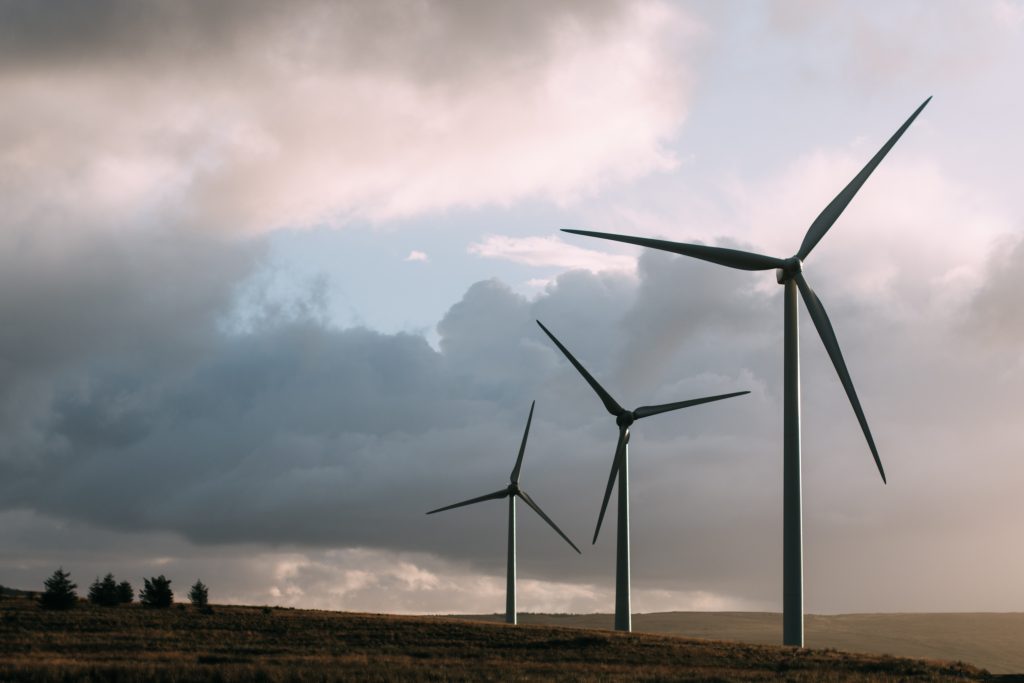 Windkfraftanlagen und Wind-Energie sie die Schwerpunkte der lokalen und globalen Energiewende